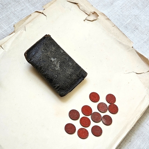WWII Antique Womens Black Wallet Purse and Lot of 12 OPA Red Point Ration Tokens - Picture 8 of 15